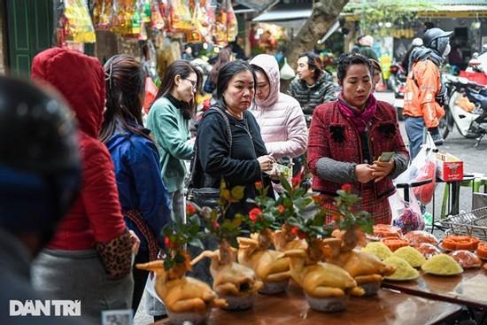 Xếp hàng mua gà ngậm hoa hồng ở 'khu chợ nhà giàu' nổi tiếng Hà Nội