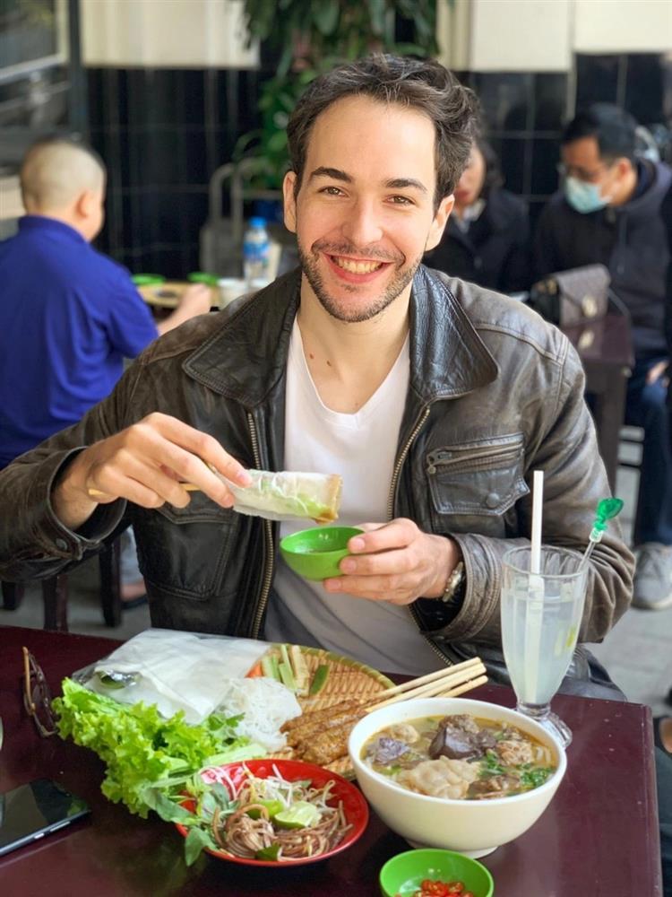 Đang từ TPHCM nắng nóng gay gắt, khách Tây ra Hà Nội bị sốc nhiệt vì lạnh-2