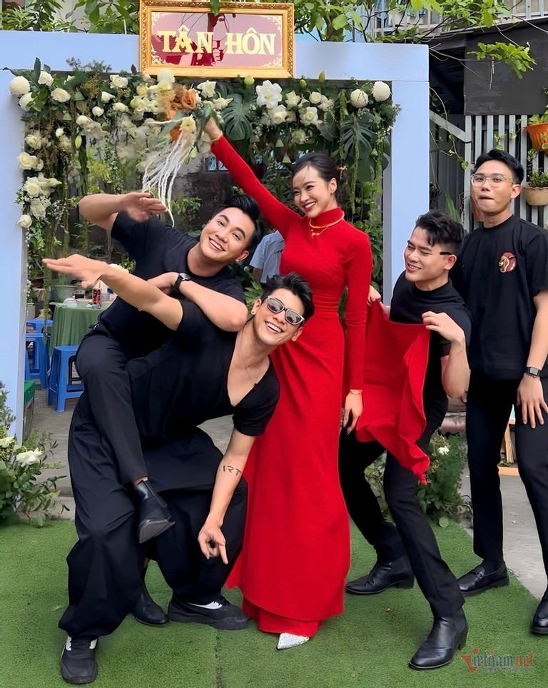 Hoa hậu Kiều Ngân đằm thắm trong lễ tân hôn với cựu thành viên nhóm 365-2