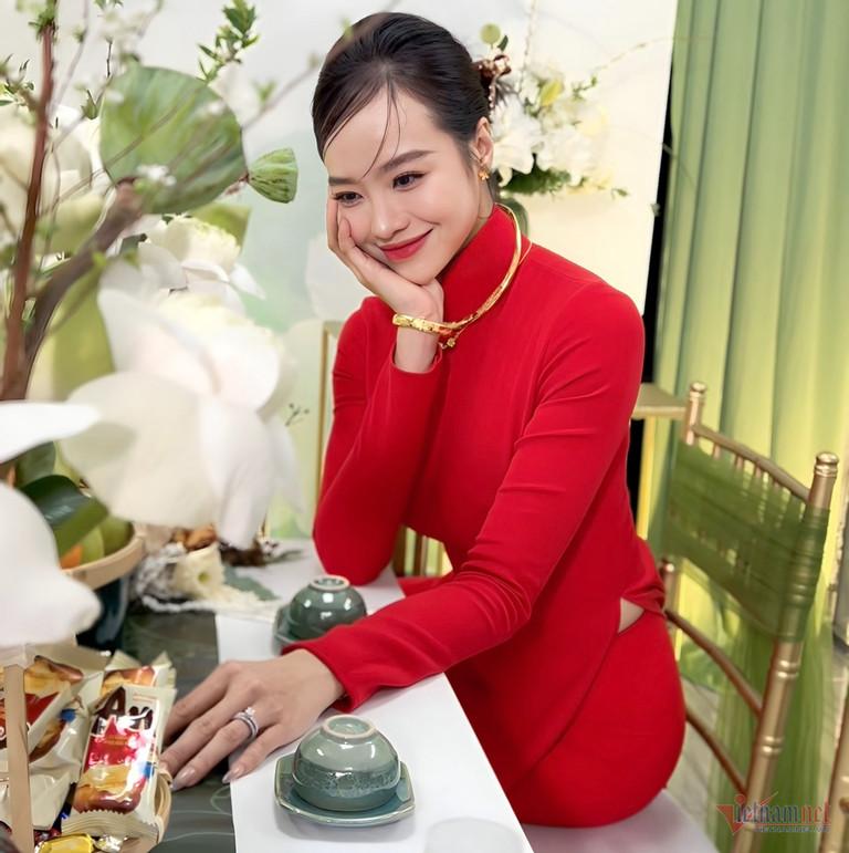 Hoa hậu Kiều Ngân đằm thắm trong lễ tân hôn với cựu thành viên nhóm 365-5