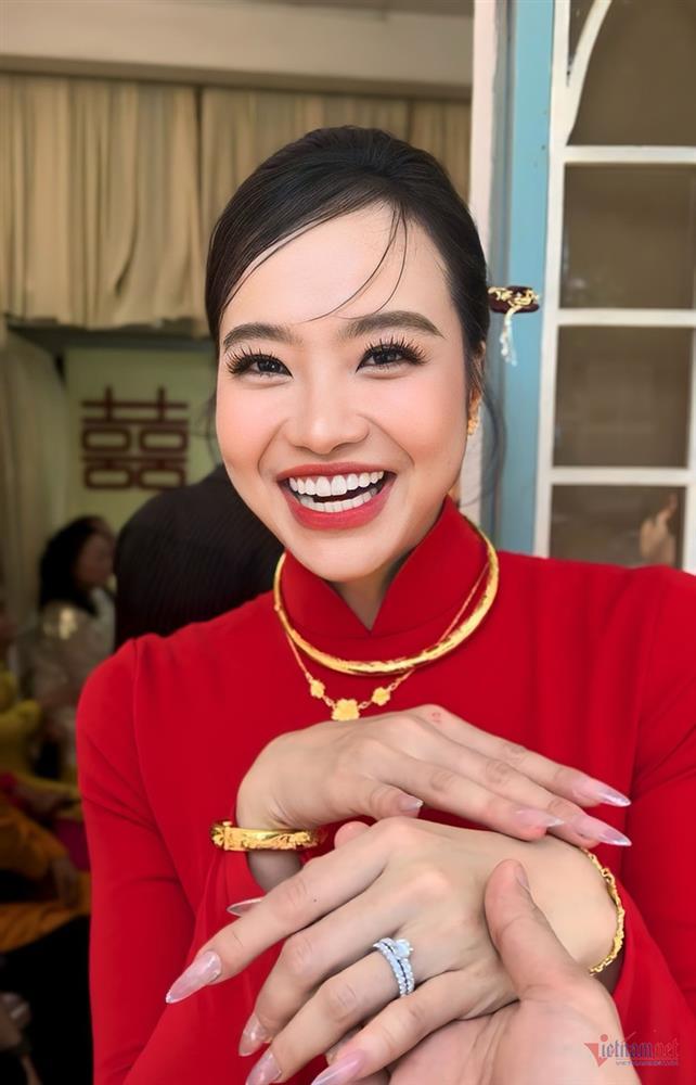 Hoa hậu Kiều Ngân đằm thắm trong lễ tân hôn với cựu thành viên nhóm 365-9