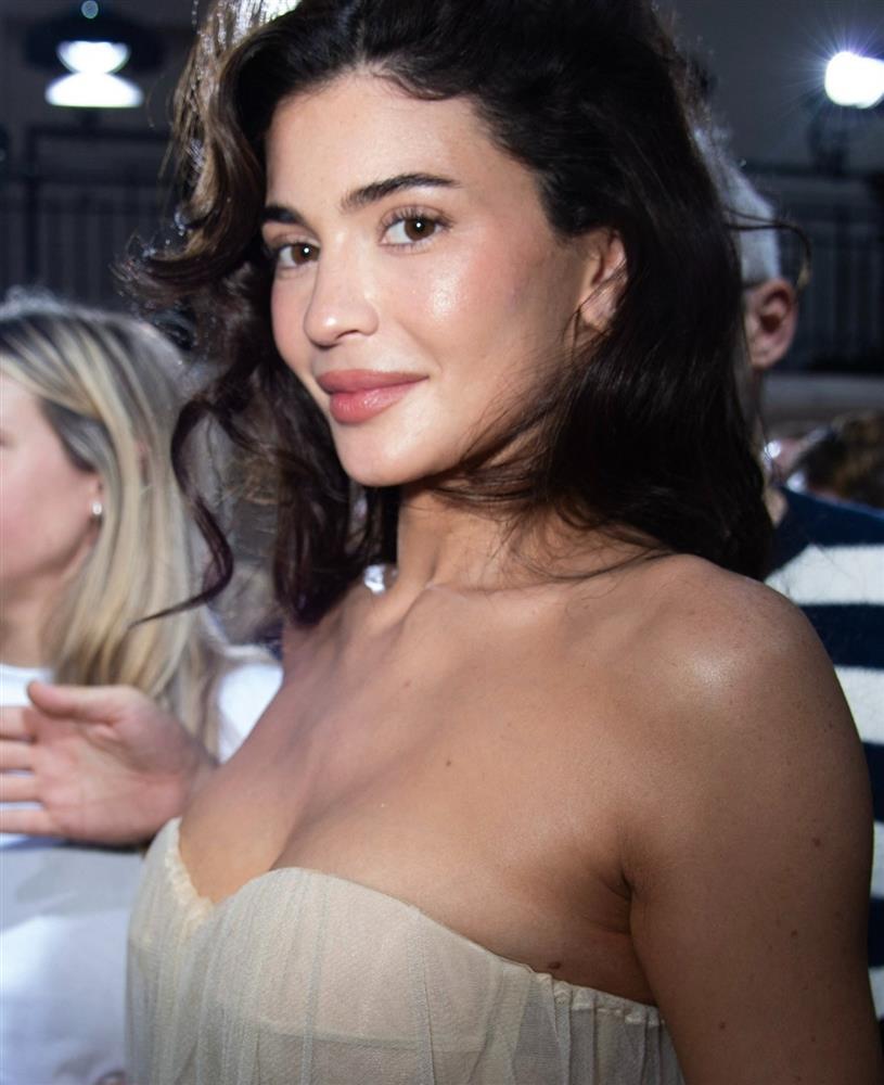 Vẻ đẹp của Kylie Jenner như bước ra từ thần thoại-4