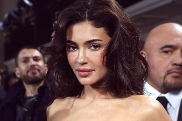 Kylie Jenner và dàn sao diện váy gợi cảm bất chấp thời tiết lạnh giá-9