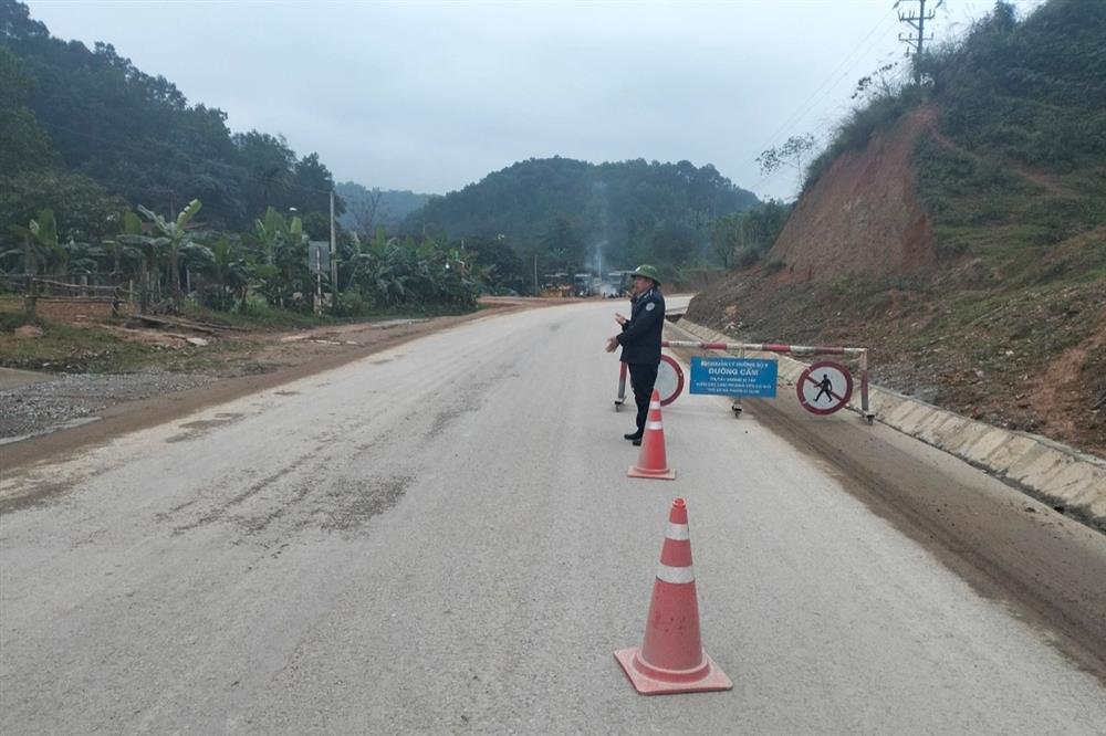 Hàng nghìn mét khối đất đá sạt lở, đường lên cửa khẩu Cầu Treo tê liệt-2