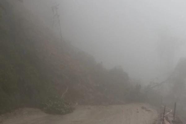 Giải phóng xong 1.000m3 đất đá sạt lở chắn đường đi Cửa khẩu Cầu Treo-3