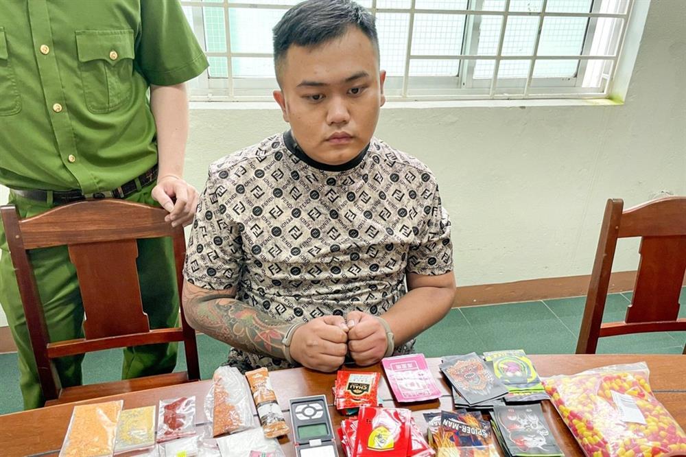 Bắt quả tang 2 thanh niên điều chế nước vui trong chung cư-1