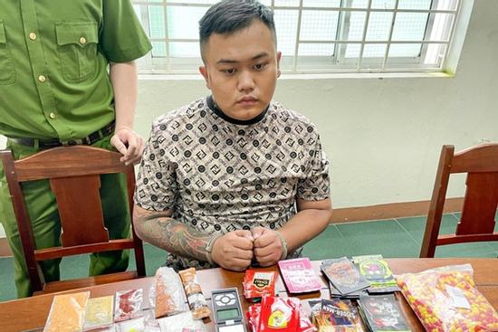 Bắt quả tang 2 thanh niên điều chế 'nước vui' trong chung cư