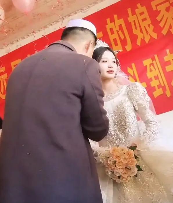 Trong hôn lễ, chú rể hạnh phúc ngập tràn, cô dâu đau khổ vì bị ép cưới-1