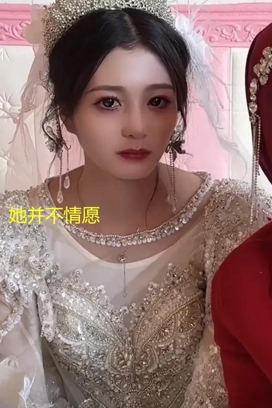 Trong hôn lễ, chú rể hạnh phúc ngập tràn, cô dâu đau khổ vì bị ép cưới-2