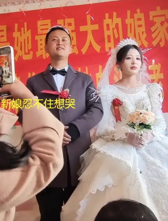 Trong hôn lễ, chú rể hạnh phúc ngập tràn, cô dâu đau khổ vì bị ép cưới-4