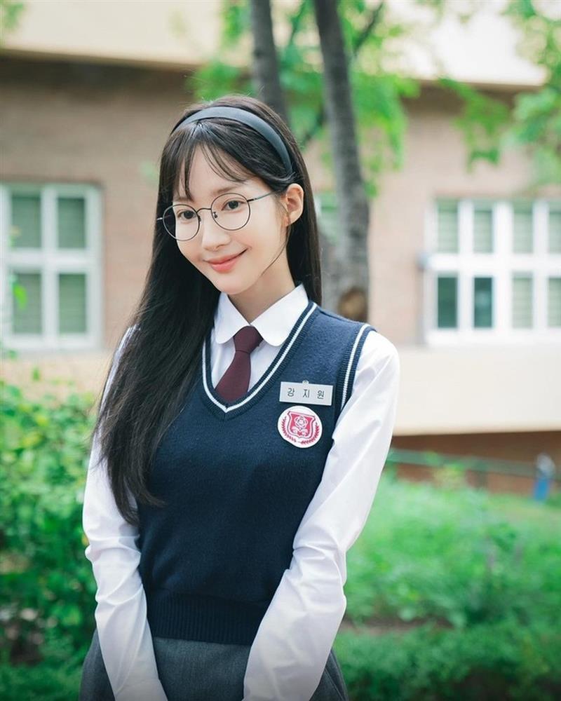 Nữ hoàng dao kéo xứ Hàn rụng tóc, teo cơ, hốc hác để giữ cân nặng 37kg-2