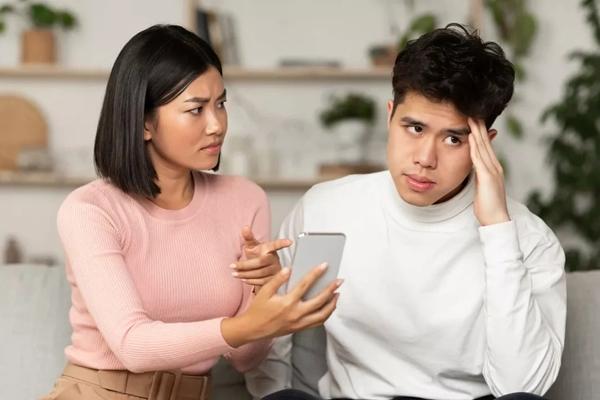 Chồng nhắn tin nhắc khéo đồng nghiệp nam không được thân thiết với tôi-1