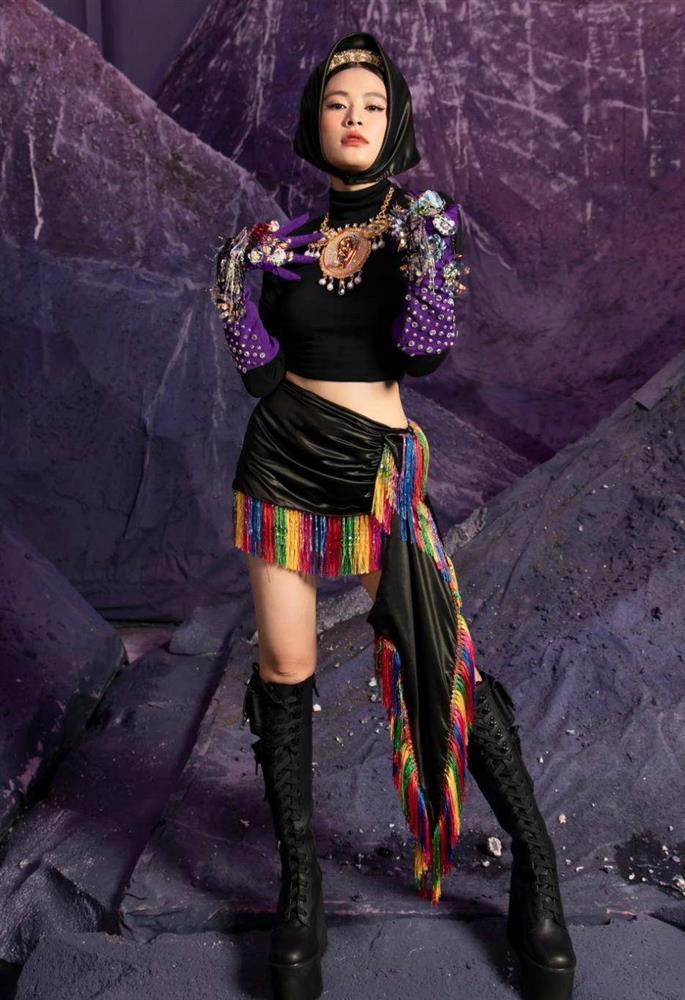 Hoàng Thùy Linh đam mê diện váy ngắn, trang phục cầu kỳ khoe vóc dáng đầy đặn-1