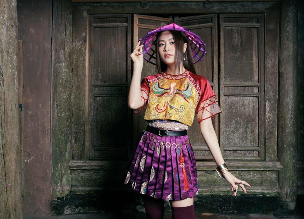 Hoàng Thùy Linh đam mê diện váy ngắn, trang phục cầu kỳ khoe vóc dáng đầy đặn-3