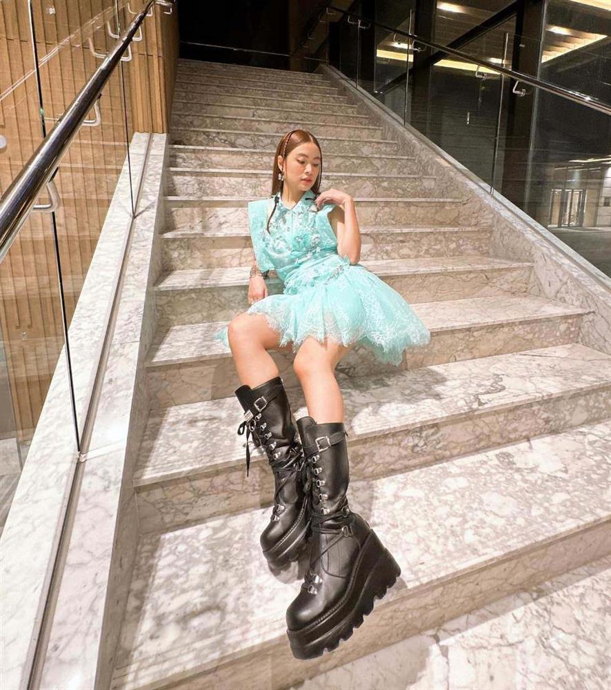 Hoàng Thùy Linh đam mê diện váy ngắn, trang phục cầu kỳ khoe vóc dáng đầy đặn-6