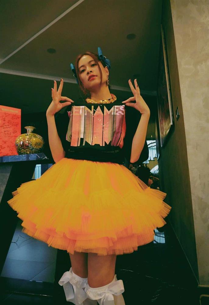 Hoàng Thùy Linh đam mê diện váy ngắn, trang phục cầu kỳ khoe vóc dáng đầy đặn-7