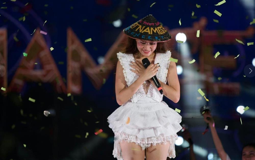 Hoàng Thùy Linh đam mê diện váy ngắn, trang phục cầu kỳ khoe vóc dáng đầy đặn-8