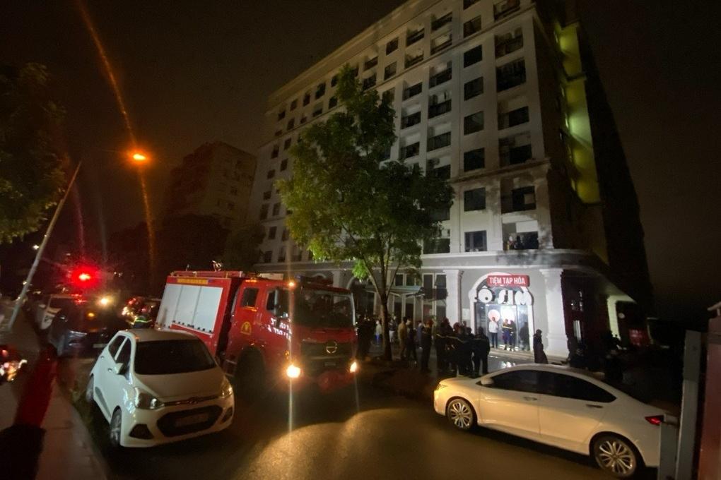 6 người ở TPHCM kịp thoát nạn khi tiệm cắt tóc bốc cháy-3