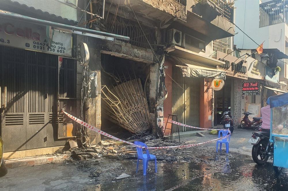 6 người ở TPHCM kịp thoát nạn khi tiệm cắt tóc bốc cháy-2