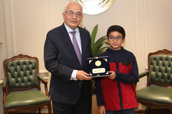 Cả làng góp tiền cho nam sinh nghèo vào đại học, 40 năm sau nhận cái kết bất ngờ-4