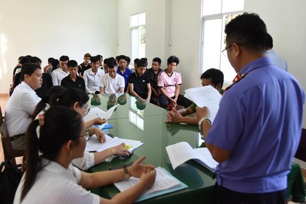 Bắt đối tượng đi xe Jeep đốt pháo sáng, múa côn nhị khúc giữa phố-3