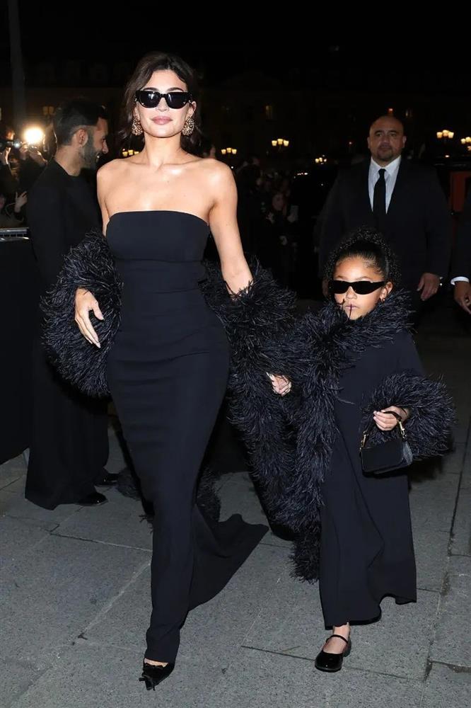 Kylie Jenner và dàn sao diện váy gợi cảm bất chấp thời tiết lạnh giá-1