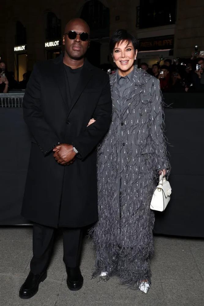 Kylie Jenner và dàn sao diện váy gợi cảm bất chấp thời tiết lạnh giá-4