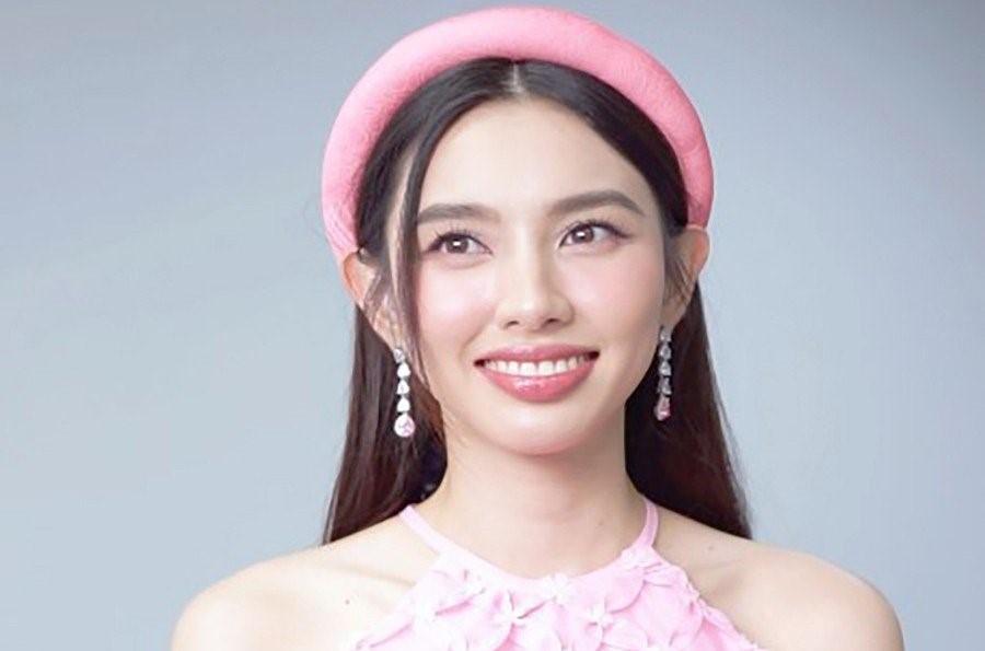 Khoảnh khắc Hoa hậu Thùy Tiên đứng hình khi gặp sự cố trên sân khấu Làn Sóng Xanh-4