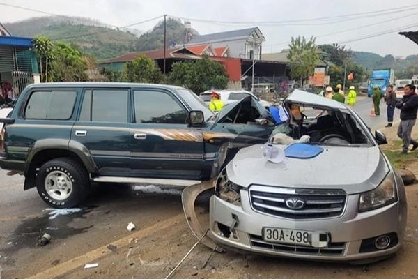 2 ô tô va chạm cực mạnh, một điều dưỡng tử vong-1