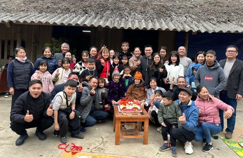 Cụ ông 112, cụ bà 102 tuổi có 45 chắt, 3 chút với cuộc hôn nhân thế kỷ-1