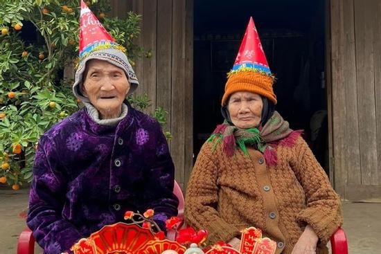 Cụ ông 112, cụ bà 102 tuổi có 45 chắt, 3 chút với cuộc hôn nhân thế kỷ