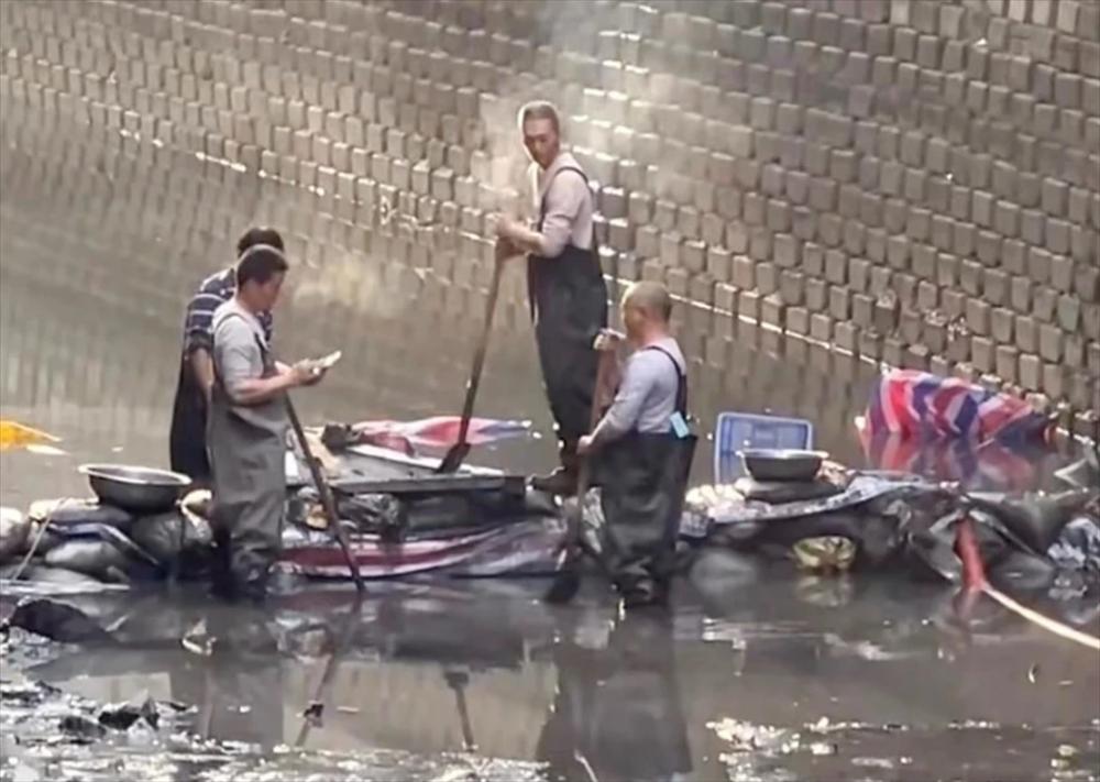 Cả trăm người theo dõi cứu hộ vét mương tìm nhẫn ngọc 3,5 tỷ đồng bị rơi-1