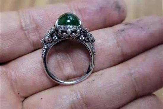 Cả trăm người theo dõi cứu hộ vét mương tìm nhẫn ngọc 3,5 tỷ đồng bị rơi