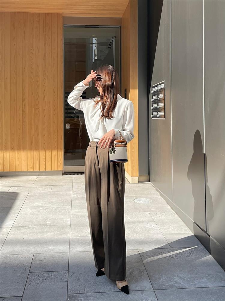 4 mẫu quần dài thanh lịch, trẻ trung nên có trong tủ đồ của phụ nữ trên 40 tuổi-1