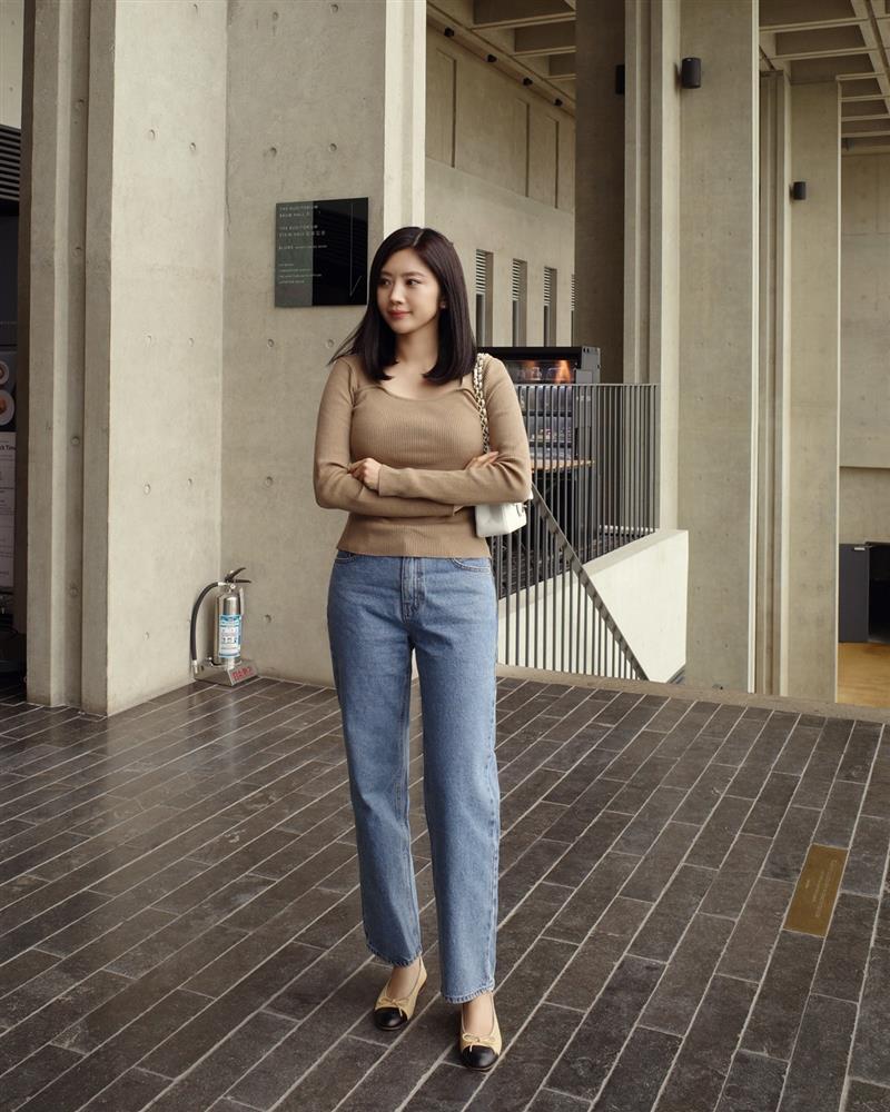 4 mẫu quần dài thanh lịch, trẻ trung nên có trong tủ đồ của phụ nữ trên 40 tuổi-2