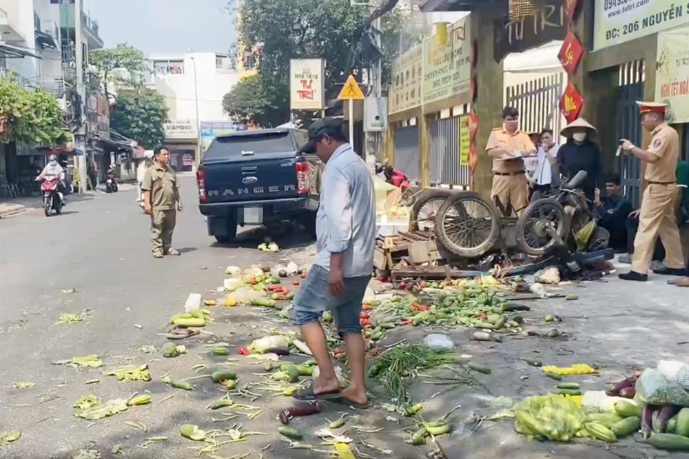 Xe bán tải gây tai nạn liên hoàn ở TPHCM, một shipper nhập viện cấp cứu-1