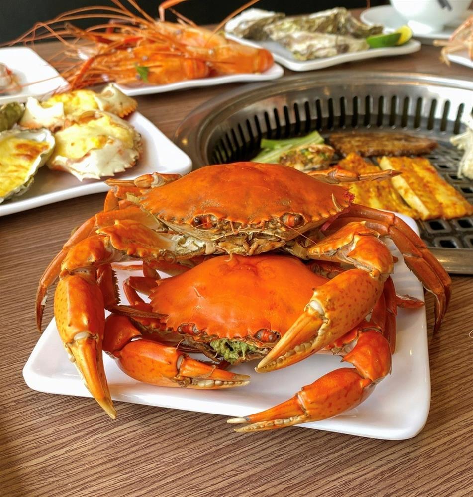 Nhóm khách 7 người ăn buffet Hà Nội nhét 10kg hải sản vào túi mang về-1