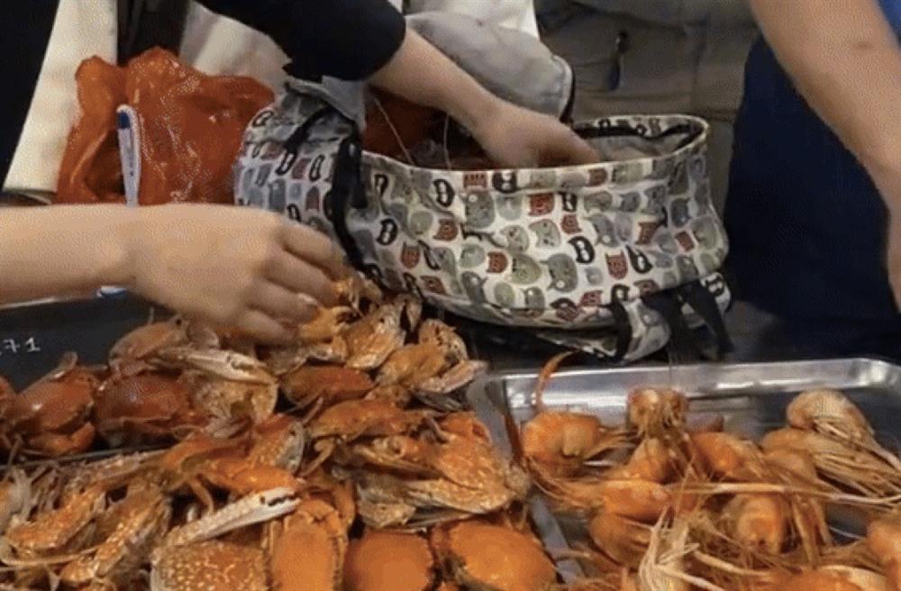 Nhóm khách 7 người ăn buffet Hà Nội nhét 10kg hải sản vào túi mang về-2