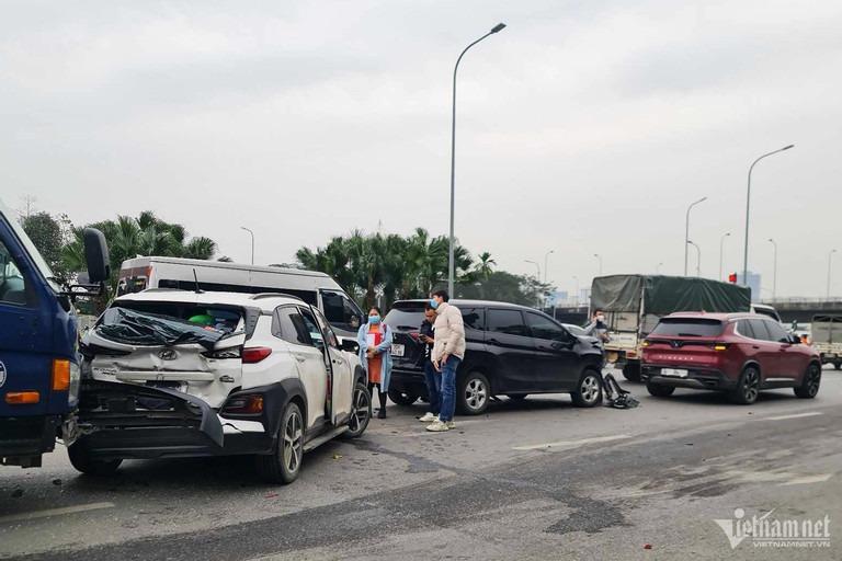 Tai nạn liên hoàn ở Hà Nội, 6 ô tô dồn toa hư hỏng nặng-1