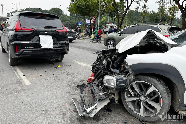 Tai nạn liên hoàn ở Hà Nội, 6 ô tô dồn toa hư hỏng nặng-2
