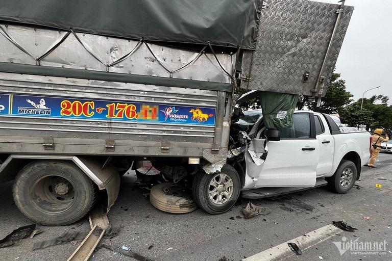 Tai nạn liên hoàn ở Hà Nội, 6 ô tô dồn toa hư hỏng nặng-3