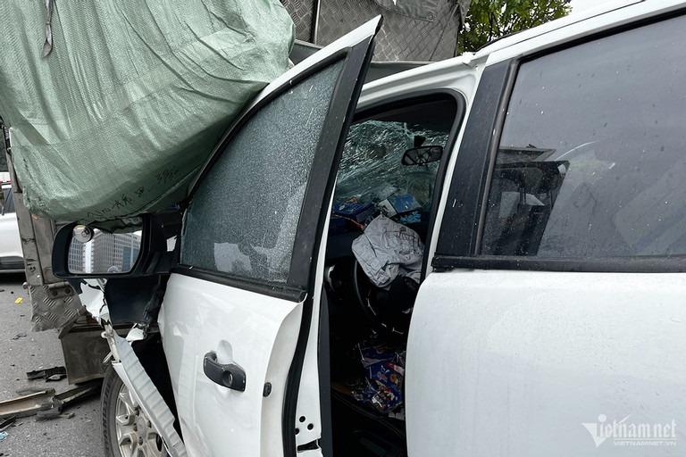 Tai nạn liên hoàn ở Hà Nội, 6 ô tô dồn toa hư hỏng nặng-4