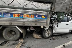 Tai nạn liên hoàn ở Hà Nội, 6 ô tô 'dồn toa' hư hỏng nặng