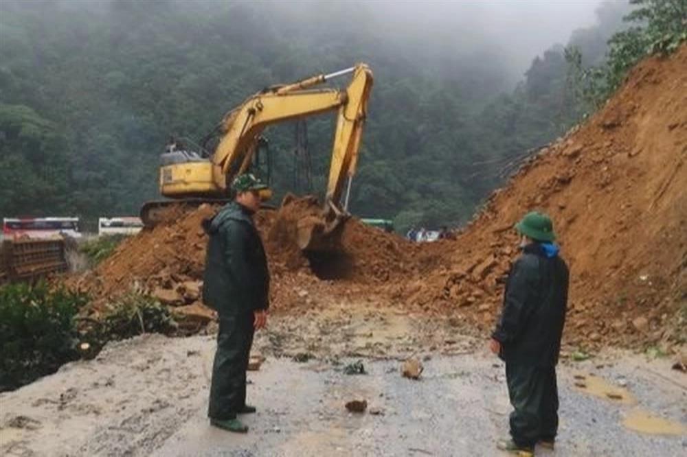 Giải phóng xong 1.000m3 đất đá sạt lở chắn đường đi Cửa khẩu Cầu Treo-1