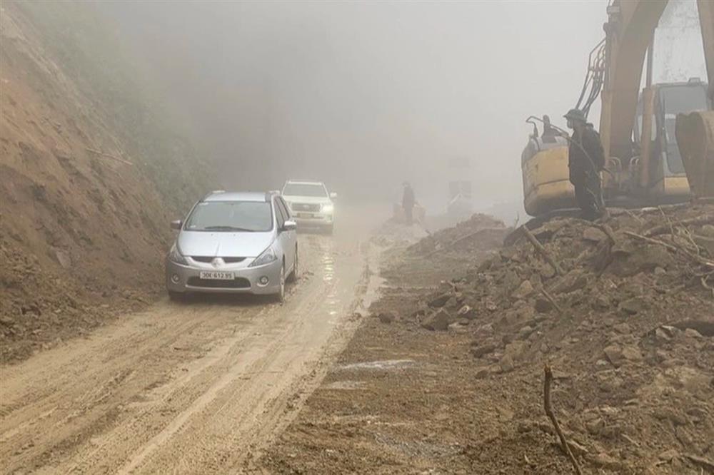 Giải phóng xong 1.000m3 đất đá sạt lở chắn đường đi Cửa khẩu Cầu Treo-2