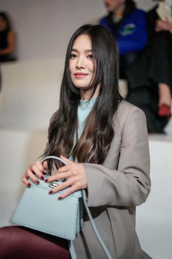 Khoảnh khắc tóc bay, mặt mộc của Song Hye Kyo hút hàng triệu người-2