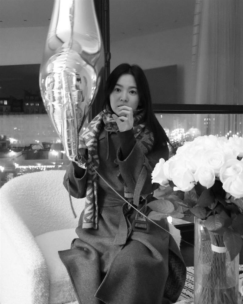 Khoảnh khắc tóc bay, mặt mộc của Song Hye Kyo hút hàng triệu người-8