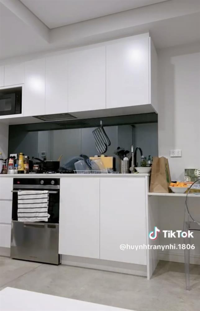 Hoa hậu Ý Nhi lên đồ nhún nhảy, hé lộ một phần căn nhà đang sống tại Úc-4