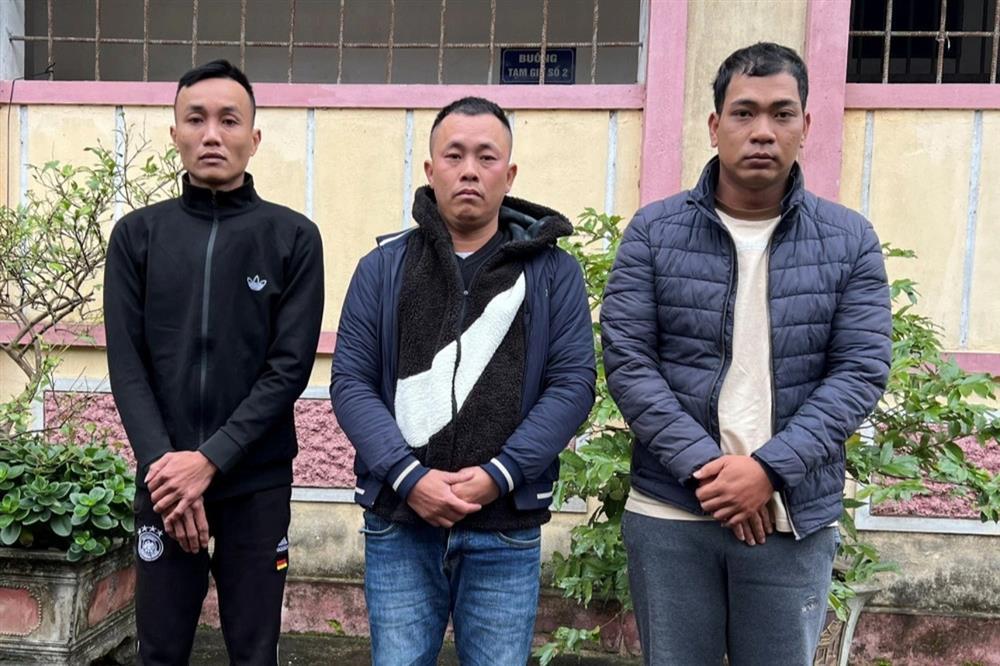 Nữ nhân viên cây xăng mắc lừa và chiêu trò để lại iPhone 15 Pro Max giả-1