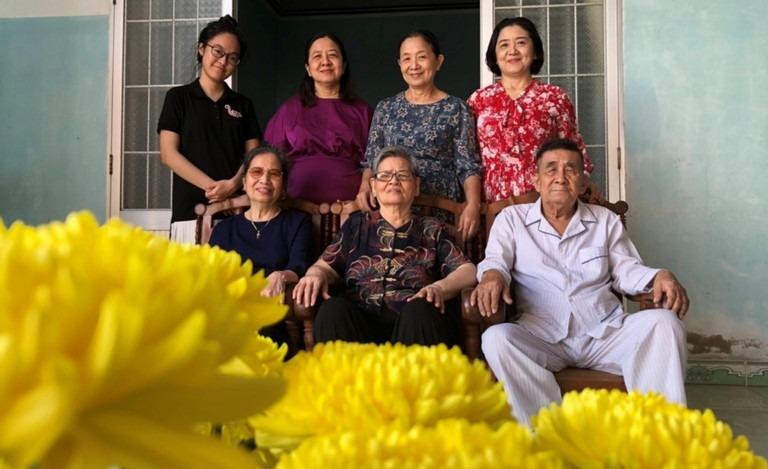 Cụ ông U100 nổi tiếng chiều vợ, đêm xếp gối cho bà nằm xem bóng đá-2